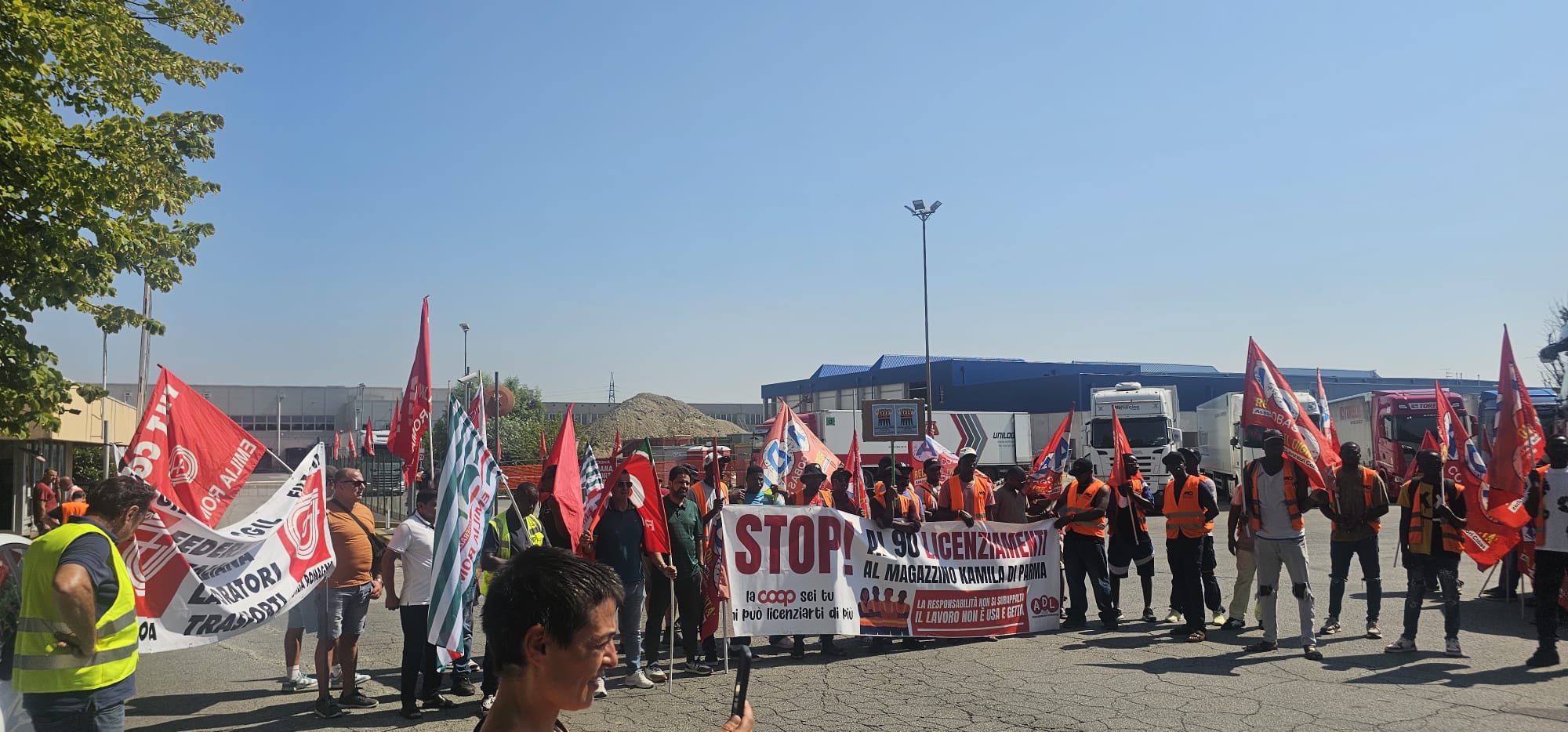 I lavoratori in appalto del magazzino di COOP Alleanza 3.0 ad Anzola dell'Emilia scioperano in solidarietà coi lavoratori di Parma